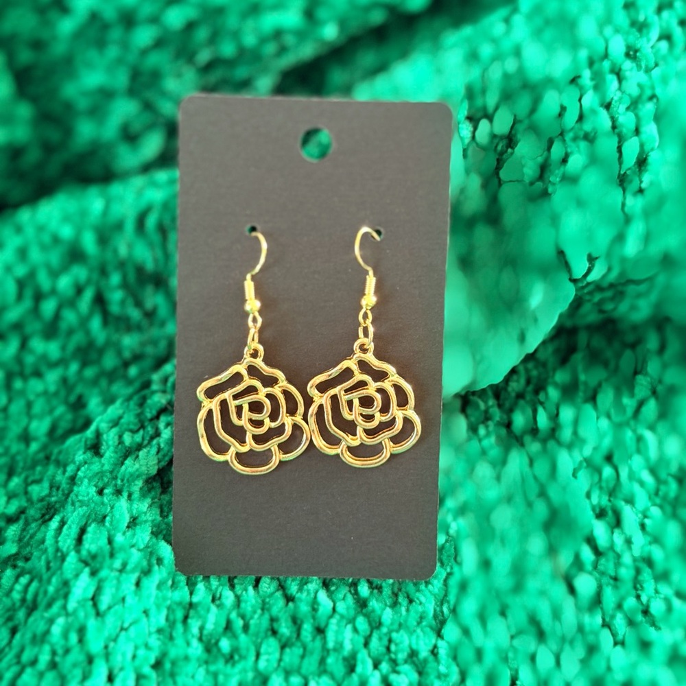 Chic Gold Floral Drop Earrings